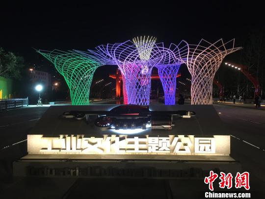 夜晚，奧運(yùn)“五色樹”的燈光?！「呒t超 攝