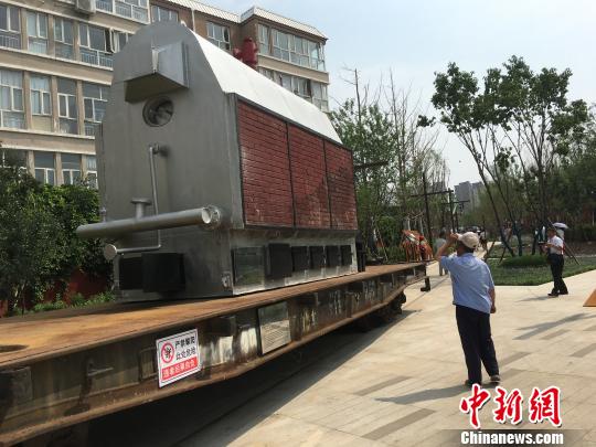 公園內(nèi)陳列著臥式蒸汽鍋爐等工業(yè)產(chǎn)品。　高紅超 攝