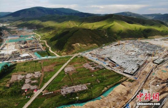 6月28日，航拍鏡頭下的河北張家口冬奧會太子城冰雪小鎮(zhèn)項目。太子城冰雪小鎮(zhèn)項目位于2022年冬奧會張家口賽區(qū)核心區(qū)，連接張家口賽區(qū)云頂和古楊樹兩個競賽場館群，建成后將承擔賽時核心區(qū)配套保障功能，提供冬奧頒獎、貴賓接待、交通換乘、休閑娛樂等服務，賽后將成為一座國際化四季度假小鎮(zhèn)。 中新社記者 楊艷敏 攝