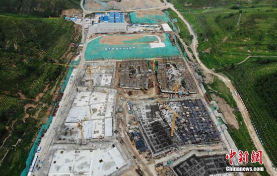 6月28日，航拍鏡頭下的河北張家口冬奧會太子城冰雪小鎮(zhèn)項目。太子城冰雪小鎮(zhèn)項目位于2022年冬奧會張家口賽區(qū)核心區(qū)，連接張家口賽區(qū)云頂和古楊樹兩個競賽場館群，建成后將承擔賽時核心區(qū)配套保障功能，提供冬奧頒獎、貴賓接待、交通換乘、休閑娛樂等服務，賽后將成為一座國際化四季度假小鎮(zhèn)。 中新社記者 楊艷敏 攝