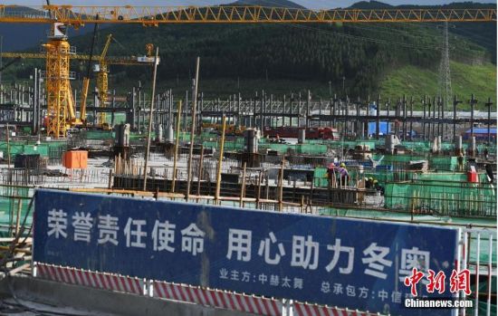 6月28日，河北張家口冬奧會太子城冰雪小鎮(zhèn)項目現(xiàn)場。太子城冰雪小鎮(zhèn)項目位于2022年冬奧會張家口賽區(qū)核心區(qū)，連接張家口賽區(qū)云頂和古楊樹兩個競賽場館群，建成后將承擔賽時核心區(qū)配套保障功能，提供冬奧頒獎、貴賓接待、交通換乘、休閑娛樂等服務，賽后將成為一座國際化四季度假小鎮(zhèn)。 中新社記者 楊艷敏 攝