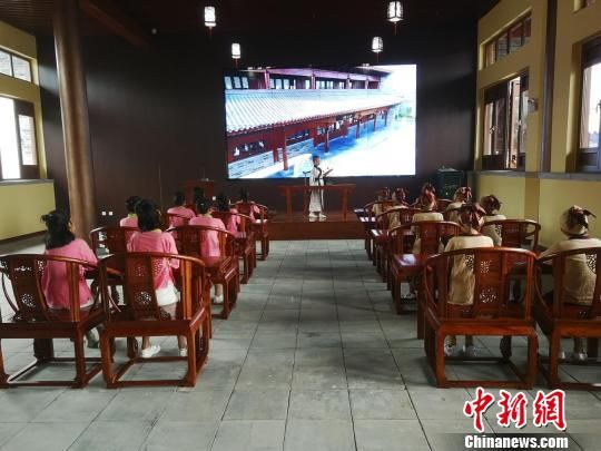 學(xué)生們?cè)诖笤瓡赫b讀國學(xué)經(jīng)典?！⊥貔i 攝