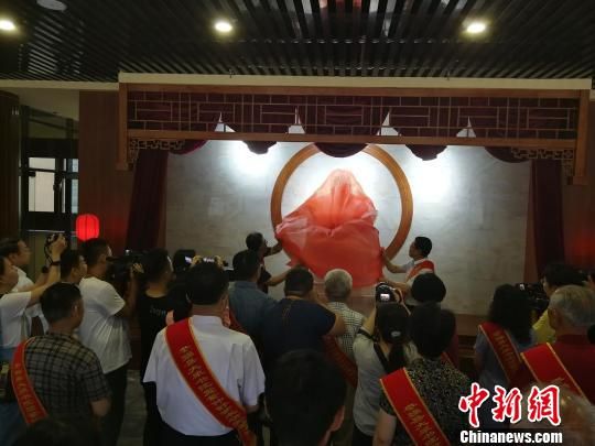 為董子石像揭幕?！⊥貔i 攝