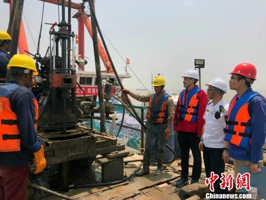 圖為勘察設(shè)計(jì)人員與常熟海事局執(zhí)法船在現(xiàn)場(chǎng)配合鉆探施工?！∥赫?攝