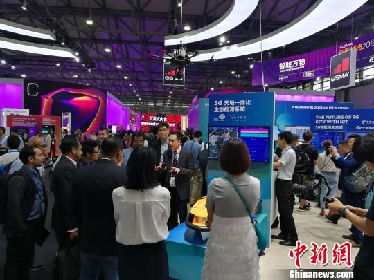 雄安新區(qū)展臺吸引不少眾多觀眾駐足關(guān)注?！∪伟厮?攝