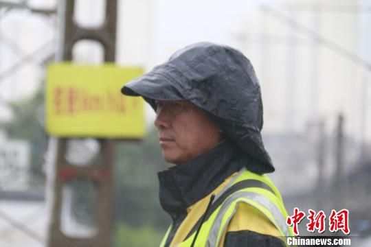 蘭州西工務段蘭州線路車間防護員雨中巡查?！⊥豕廨x 攝