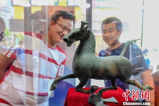 甘肅省博物館將榮登《國(guó)家寶藏》的文物銅奔馬和人頭形器口彩陶瓶搬到了絲路如意餐廳，讓顧客在餐廳內(nèi)就能近距離的和文物面對(duì)面?！＄娦?攝