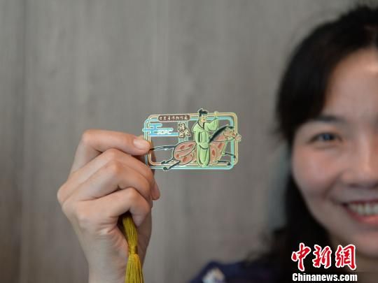 絲路主題餐廳內(nèi)推出的文創(chuàng)產(chǎn)品?！＄娦?攝