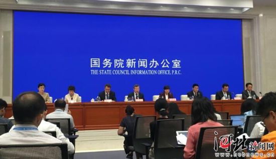 8月26日，國務(wù)院新聞辦召開國務(wù)院政策例行吹風(fēng)會(huì)。圖為吹風(fēng)會(huì)現(xiàn)場(chǎng)。 記者李巍攝
