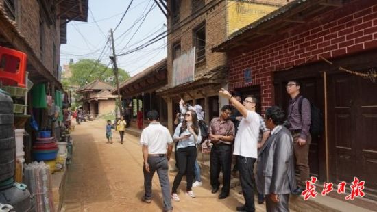 在尼泊爾，武漢市土地利用和城市空間規(guī)劃研究中心設(shè)計(jì)團(tuán)隊(duì)現(xiàn)場(chǎng)踏勘。(武漢市土地利用和城市空間規(guī)劃研究中心 供圖)