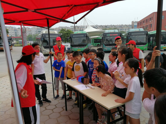 志愿者教小朋友垃圾分類的相關(guān)知識。連柏梁 攝