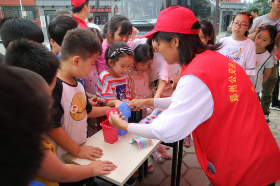 志愿者教小朋友們垃圾分類的相關(guān)知識。連柏梁 攝