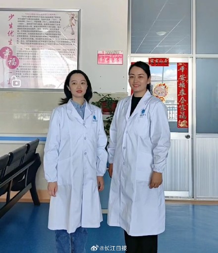 “有醫(yī)生嗎？有人暈倒了！”武漢協(xié)和醫(yī)院援藏醫(yī)療隊(duì)員聽(tīng)到呼救就沖了上去