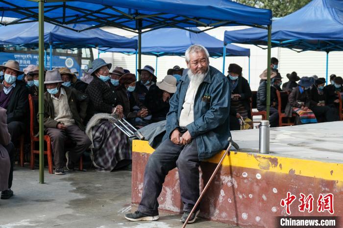 圖為日喀則桑珠孜區(qū)東嘎鄉(xiāng)農(nóng)牧民在義診室外等待?！〗w波 攝