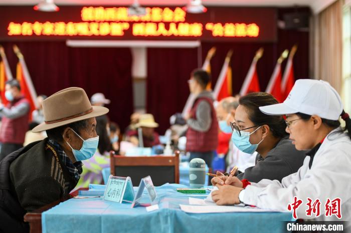 圖為9月11日，西藏日喀則桑珠孜區(qū)東嘎鄉(xiāng)義診現(xiàn)場(chǎng)?！〗w波 攝