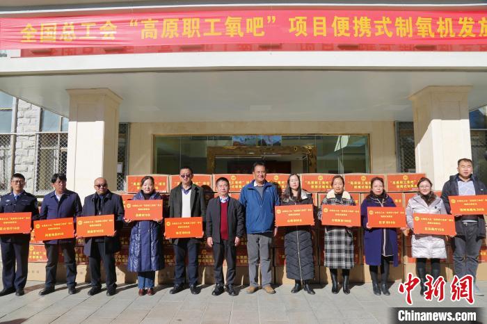 圖為發(fā)放儀式現(xiàn)場?！⊥趵?攝