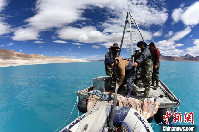 科考隊員在湖泊鉆探平臺上小心搬運采集的巖芯樣品?！?lt;a target='_blank' ><p  align=