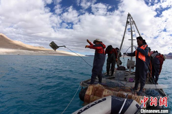 科考隊員在湖泊鉆探平臺上拋固定平臺的錨?！?lt;a target='_blank' ><p  align=