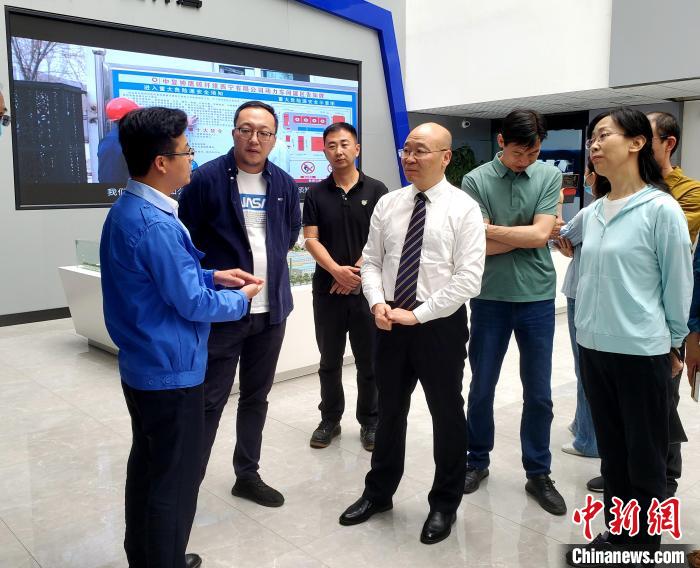 圖為全國政協(xié)委員、農(nóng)工黨青海省委主委王昆(中)在企業(yè)調(diào)研?！」鶟M福 供圖