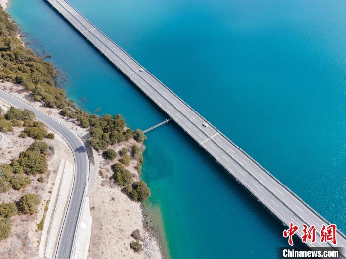 圖為西藏林拉高等級公路多布湖段風光?！〗w波 攝