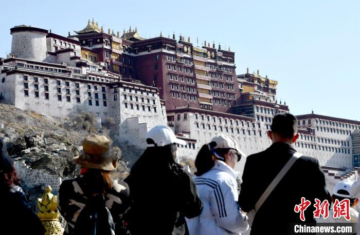 4月17日，游客在拉薩布達(dá)拉宮觀景臺(tái)拍照留念?！±盍?攝