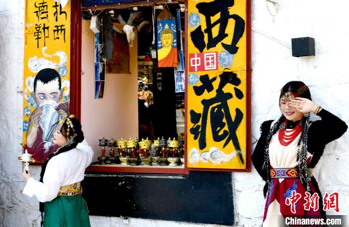 4月17日，游客身著藏式元素服裝在拉薩八廓街拍照留念?！±盍?攝