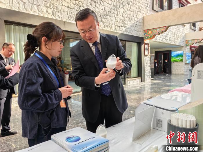 圖為簽約企業(yè)現(xiàn)場(chǎng)推介自己的產(chǎn)品?！≮w延 攝