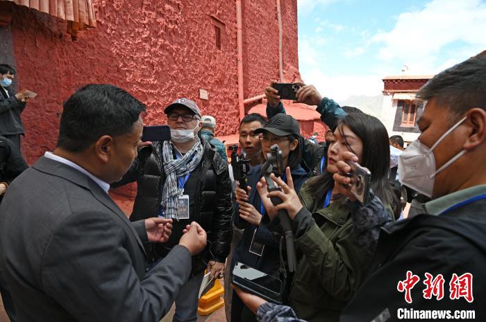 圖為中外媒體采訪布達(dá)拉宮管理處相關(guān)負(fù)責(zé)人?！≮w朗 攝