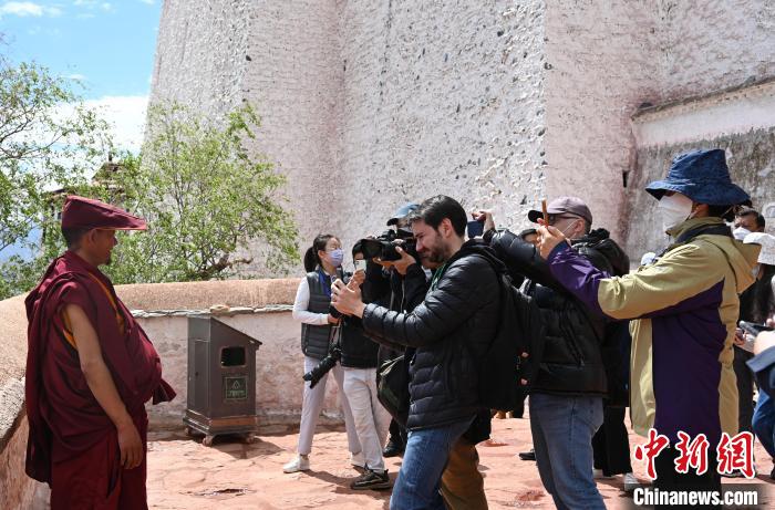 圖為中外媒體拍攝朝拜布達(dá)拉宮的僧人。　趙朗 攝