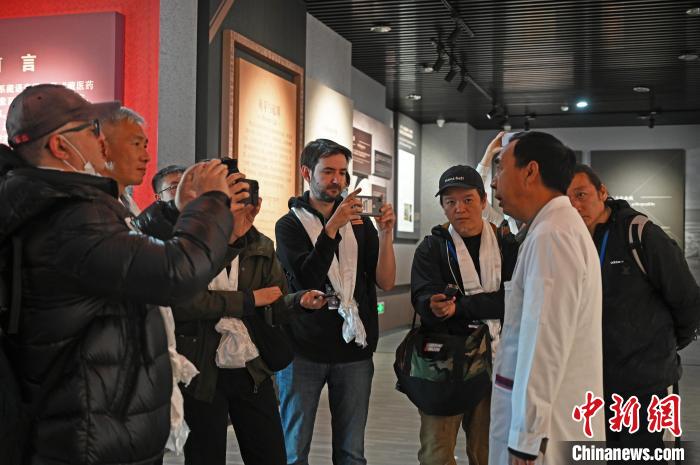 圖為中外媒體采訪西藏自治區(qū)藏醫(yī)院相關(guān)負(fù)責(zé)人?！≮w朗 攝