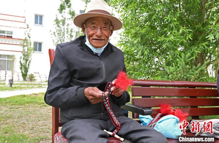 圖為曲松縣特困人員集中供養(yǎng)中心老人在做傳統(tǒng)手工編織。　趙朗 攝