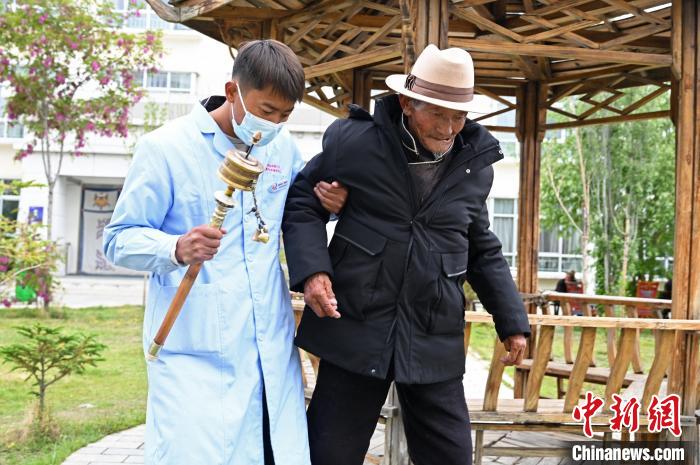 圖為曲松縣特困人員集中供養(yǎng)中心老人索朗歐珠?！≮w朗 攝