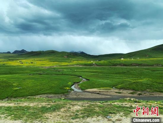 自2005年啟動三江源生態(tài)保護和建設工程以來，果洛州共治理黑土灘315.11萬畝，使果洛州生態(tài)環(huán)境15年來得到明顯好轉?！O睿 攝