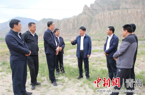 圖為黃南州有關領導現(xiàn)場踏勘、督導生態(tài)環(huán)保責任落實情況現(xiàn)場。黃宣攝