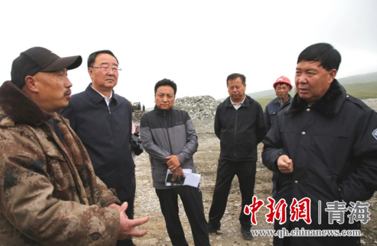 圖為黃南州有關領導現(xiàn)場踏勘、督導生態(tài)環(huán)保責任落實情況現(xiàn)場。黃宣攝