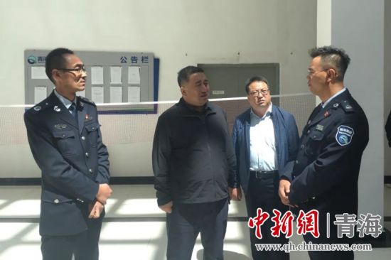 圖為生態(tài)環(huán)保專項督查現(xiàn)場。 孫舒亞攝