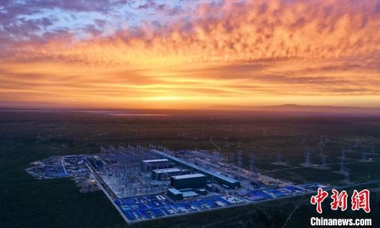 圖為朝霞下的青南換流站?！W(wǎng)青海檢修公司供圖 　　