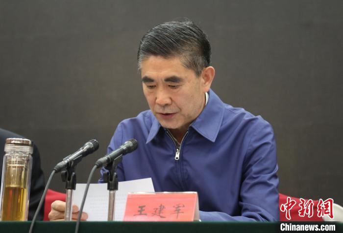 圖為青海省委書記王建軍出席會(huì)議并作講話?！?zhí)砀?攝