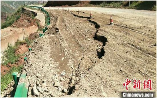 圖為發(fā)生路基下沉滑移險(xiǎn)情的路段。果洛公路總段供圖