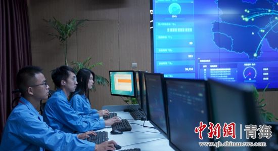 圖為國網青海電力大數據中心工作人員正在監(jiān)控綠電相關數據。王國棟攝