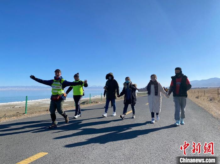 圖為徒步現(xiàn)場(chǎng)?!±罱瓕?攝