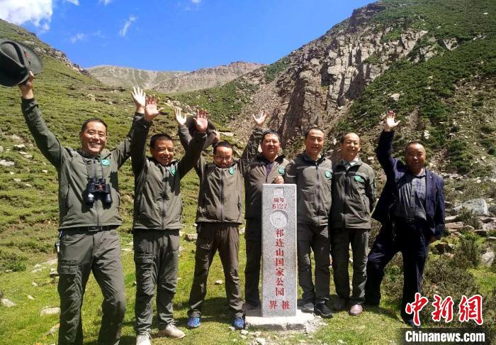 圖為管護(hù)員們難得的一次合影。受訪(fǎng)者供圖