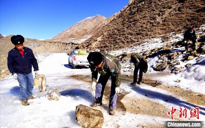 圖為管護(hù)員清理山體落石。受訪(fǎng)者供圖