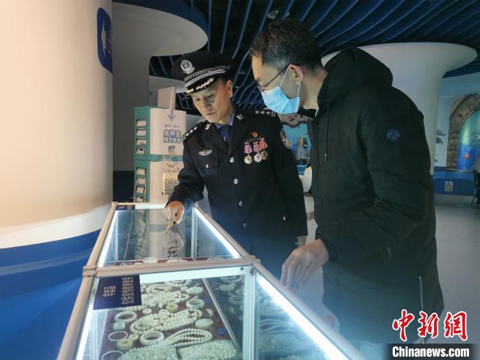 圖為森林警察為游客講解查獲這些象牙制品過程中發(fā)生的真實(shí)故事。　文思睿 攝