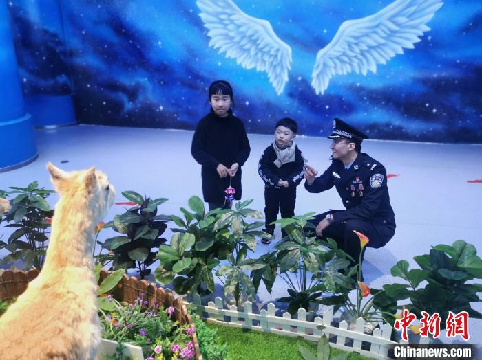 圖為森林警察為小朋友科普野生動(dòng)物保護(hù)知識(shí)?！∥乃碱?攝