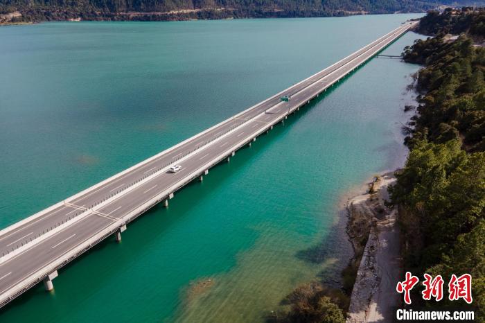 資料圖為西藏拉薩至林芝高等級(jí)公路多布湖風(fēng)光?！〗w波 攝