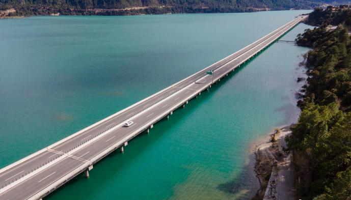 資料圖為西藏拉薩至林芝高等級(jí)公路多布湖風(fēng)光?！〗w波 攝