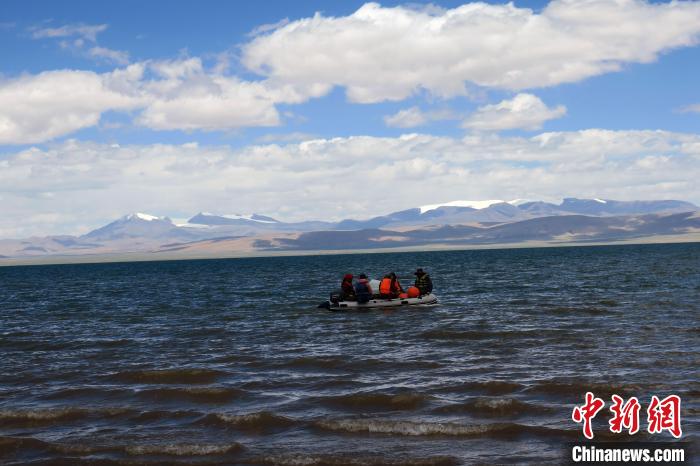 科考隊(duì)員向湖心進(jìn)發(fā)，風(fēng)浪越來(lái)越大。　<a target='_blank' ><p  align=