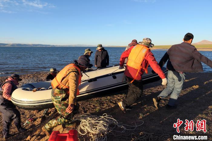 完成達(dá)則錯(cuò)科考任務(wù)，科考隊(duì)員抬充氣快艇上岸?！?lt;a target='_blank' ><p  align=