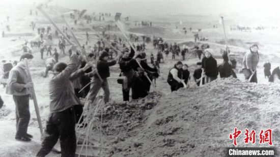 圖為開(kāi)山治水。(資料圖) 青海省水利廳 供圖